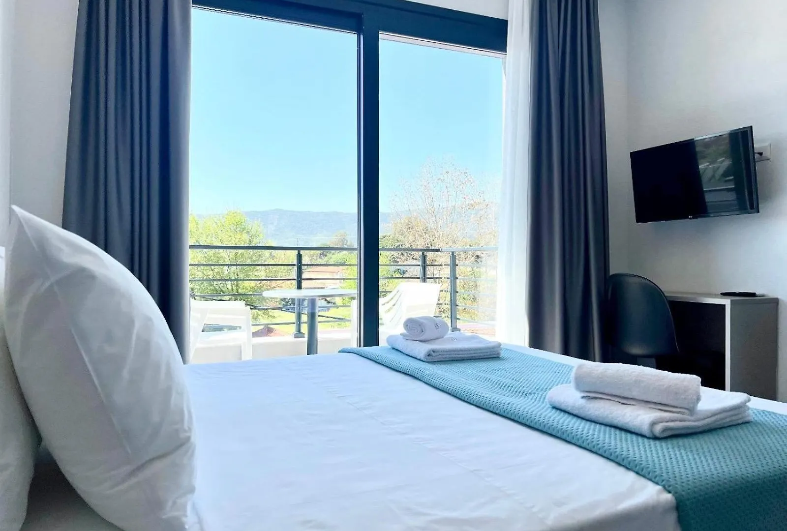 Apartahotel Four Shades Luxury Suites Sarti